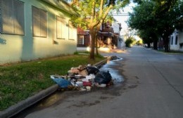 Vecinos tiran basura en la vereda de la Escuela N° 11