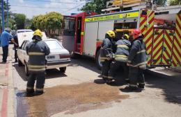 Bomberos sofocó principio de incendio en un automóvil