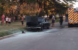 Bomberos sofocó incendio en automóvil