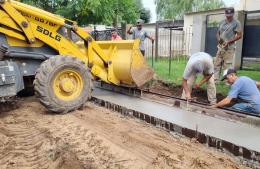 Construyen cordón cuneta en calle Triunvirato