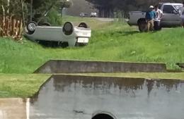 Vuelca auto en Barrio Las Margaritas